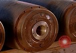 Standbild Munition handler Sicherungen einbauen in M 117 Allgemeine Bomben U-Tapao Royal Thai Air Force Base Thailand, 1969, aus Sekunde 31 historischem Filmmaterial Videoclip 65675039072