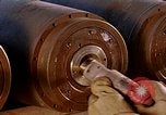 Standbild Munition handler Sicherungen einbauen in M 117 Allgemeine Bomben U-Tapao Royal Thai Air Force Base Thailand, 1969, aus Sekunde 32 historischem Filmmaterial Videoclip 65675039072