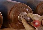 Standbild Munition handler Sicherungen einbauen in M 117 Allgemeine Bomben U-Tapao Royal Thai Air Force Base Thailand, 1969, aus Sekunde 33 historischem Filmmaterial Videoclip 65675039072