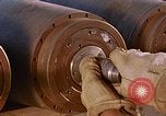 Standbild Munition handler Sicherungen einbauen in M 117 Allgemeine Bomben U-Tapao Royal Thai Air Force Base Thailand, 1969, aus Sekunde 34 historischem Filmmaterial Videoclip 65675039072