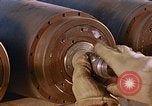 Standbild Munition handler Sicherungen einbauen in M 117 Allgemeine Bomben U-Tapao Royal Thai Air Force Base Thailand, 1969, aus Sekunde 35 historischem Filmmaterial Videoclip 65675039072
