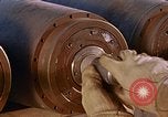 Standbild Munition handler Sicherungen einbauen in M 117 Allgemeine Bomben U-Tapao Royal Thai Air Force Base Thailand, 1969, aus Sekunde 36 historischem Filmmaterial Videoclip 65675039072