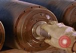 Standbild Munition handler Sicherungen einbauen in M 117 Allgemeine Bomben U-Tapao Royal Thai Air Force Base Thailand, 1969, aus Sekunde 37 historischem Filmmaterial Videoclip 65675039072