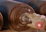 Standbild Munition handler Sicherungen einbauen in M 117 Allgemeine Bomben U-Tapao Royal Thai Air Force Base Thailand, 1969, aus Sekunde 38 historischem Filmmaterial Videoclip 65675039072