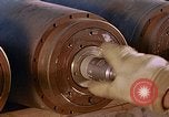Standbild Munition handler Sicherungen einbauen in M 117 Allgemeine Bomben U-Tapao Royal Thai Air Force Base Thailand, 1969, aus Sekunde 39 historischem Filmmaterial Videoclip 65675039072