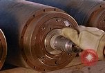 Standbild Munition handler Sicherungen einbauen in M 117 Allgemeine Bomben U-Tapao Royal Thai Air Force Base Thailand, 1969, aus Sekunde 40 historischem Filmmaterial Videoclip 65675039072