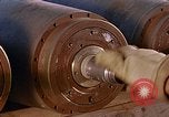 Standbild Munition handler Sicherungen einbauen in M 117 Allgemeine Bomben U-Tapao Royal Thai Air Force Base Thailand, 1969, aus Sekunde 41 historischem Filmmaterial Videoclip 65675039072