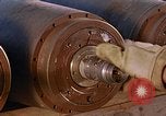 Standbild Munition handler Sicherungen einbauen in M 117 Allgemeine Bomben U-Tapao Royal Thai Air Force Base Thailand, 1969, aus Sekunde 42 historischem Filmmaterial Videoclip 65675039072