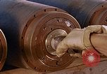Standbild Munition handler Sicherungen einbauen in M 117 Allgemeine Bomben U-Tapao Royal Thai Air Force Base Thailand, 1969, aus Sekunde 43 historischem Filmmaterial Videoclip 65675039072