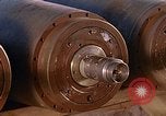 Standbild Munition handler Sicherungen einbauen in M 117 Allgemeine Bomben U-Tapao Royal Thai Air Force Base Thailand, 1969, aus Sekunde 44 historischem Filmmaterial Videoclip 65675039072