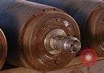 Standbild Munition handler Sicherungen einbauen in M 117 Allgemeine Bomben U-Tapao Royal Thai Air Force Base Thailand, 1969, aus Sekunde 45 historischem Filmmaterial Videoclip 65675039072