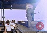 Standbild Munition handler Sicherungen einbauen in M 117 Allgemeine Bomben U-Tapao Royal Thai Air Force Base Thailand, 1969, aus Sekunde 46 historischem Filmmaterial Videoclip 65675039072