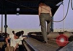 Standbild Munition handler Sicherungen einbauen in M 117 Allgemeine Bomben U-Tapao Royal Thai Air Force Base Thailand, 1969, aus Sekunde 47 historischem Filmmaterial Videoclip 65675039072