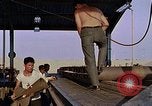 Standbild Munition handler Sicherungen einbauen in M 117 Allgemeine Bomben U-Tapao Royal Thai Air Force Base Thailand, 1969, aus Sekunde 48 historischem Filmmaterial Videoclip 65675039072