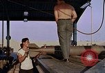 Standbild Munition handler Sicherungen einbauen in M 117 Allgemeine Bomben U-Tapao Royal Thai Air Force Base Thailand, 1969, aus Sekunde 49 historischem Filmmaterial Videoclip 65675039072