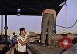 Standbild Munition handler Sicherungen einbauen in M 117 Allgemeine Bomben U-Tapao Royal Thai Air Force Base Thailand, 1969, aus Sekunde 50 historischem Filmmaterial Videoclip 65675039072