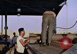 Standbild Munition handler Sicherungen einbauen in M 117 Allgemeine Bomben U-Tapao Royal Thai Air Force Base Thailand, 1969, aus Sekunde 52 historischem Filmmaterial Videoclip 65675039072