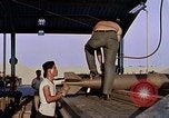 Standbild Munition handler Sicherungen einbauen in M 117 Allgemeine Bomben U-Tapao Royal Thai Air Force Base Thailand, 1969, aus Sekunde 53 historischem Filmmaterial Videoclip 65675039072
