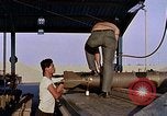Standbild Munition handler Sicherungen einbauen in M 117 Allgemeine Bomben U-Tapao Royal Thai Air Force Base Thailand, 1969, aus Sekunde 54 historischem Filmmaterial Videoclip 65675039072