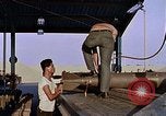 Standbild Munition handler Sicherungen einbauen in M 117 Allgemeine Bomben U-Tapao Royal Thai Air Force Base Thailand, 1969, aus Sekunde 55 historischem Filmmaterial Videoclip 65675039072