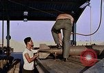Standbild Munition handler Sicherungen einbauen in M 117 Allgemeine Bomben U-Tapao Royal Thai Air Force Base Thailand, 1969, aus Sekunde 56 historischem Filmmaterial Videoclip 65675039072