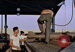 Standbild Munition handler Sicherungen einbauen in M 117 Allgemeine Bomben U-Tapao Royal Thai Air Force Base Thailand, 1969, aus Sekunde 57 historischem Filmmaterial Videoclip 65675039072