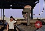 Standbild Munition handler Sicherungen einbauen in M 117 Allgemeine Bomben U-Tapao Royal Thai Air Force Base Thailand, 1969, aus Sekunde 58 historischem Filmmaterial Videoclip 65675039072