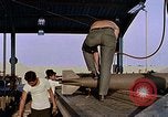 Standbild Munition handler Sicherungen einbauen in M 117 Allgemeine Bomben U-Tapao Royal Thai Air Force Base Thailand, 1969, aus Sekunde 59 historischem Filmmaterial Videoclip 65675039072