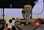 Standbild Munition handler Sicherungen einbauen in M 117 Allgemeine Bomben U-Tapao Royal Thai Air Force Base Thailand, 1969, aus Sekunde 60 historischem Filmmaterial Videoclip 65675039072