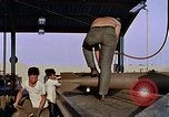 Standbild Munition handler Sicherungen einbauen in M 117 Allgemeine Bomben U-Tapao Royal Thai Air Force Base Thailand, 1969, aus Sekunde 61 historischem Filmmaterial Videoclip 65675039072