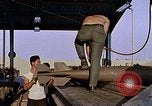 Standbild Munition handler Sicherungen einbauen in M 117 Allgemeine Bomben U-Tapao Royal Thai Air Force Base Thailand, 1969, aus Sekunde 62 historischem Filmmaterial Videoclip 65675039072