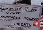 Standbild Thailändische Arbeiter verwendet Schraubenschlüssel an der Bombe fuze Brunnen U-Tapao Royal Thai Air Force Base Thailand, 1969, aus Sekunde 3 historischem Filmmaterial Videoclip 65675039077