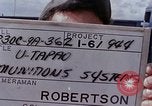 Standbild Thailändische Arbeiter verwendet Schraubenschlüssel an der Bombe fuze Brunnen U-Tapao Royal Thai Air Force Base Thailand, 1969, aus Sekunde 4 historischem Filmmaterial Videoclip 65675039077