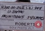 Standbild Thailändische Arbeiter verwendet Schraubenschlüssel an der Bombe fuze Brunnen U-Tapao Royal Thai Air Force Base Thailand, 1969, aus Sekunde 8 historischem Filmmaterial Videoclip 65675039077