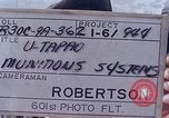 Standbild Thailändische Arbeiter verwendet Schraubenschlüssel an der Bombe fuze Brunnen U-Tapao Royal Thai Air Force Base Thailand, 1969, aus Sekunde 11 historischem Filmmaterial Videoclip 65675039077