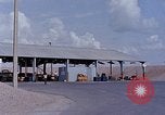 Standbild Thailändische Arbeiter verwendet Schraubenschlüssel an der Bombe fuze Brunnen U-Tapao Royal Thai Air Force Base Thailand, 1969, aus Sekunde 17 historischem Filmmaterial Videoclip 65675039077