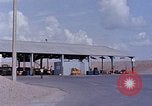 Standbild Thailändische Arbeiter verwendet Schraubenschlüssel an der Bombe fuze Brunnen U-Tapao Royal Thai Air Force Base Thailand, 1969, aus Sekunde 19 historischem Filmmaterial Videoclip 65675039077