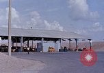 Standbild Thailändische Arbeiter verwendet Schraubenschlüssel an der Bombe fuze Brunnen U-Tapao Royal Thai Air Force Base Thailand, 1969, aus Sekunde 20 historischem Filmmaterial Videoclip 65675039077