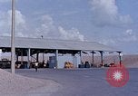 Standbild Thailändische Arbeiter verwendet Schraubenschlüssel an der Bombe fuze Brunnen U-Tapao Royal Thai Air Force Base Thailand, 1969, aus Sekunde 22 historischem Filmmaterial Videoclip 65675039077