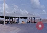 Standbild Thailändische Arbeiter verwendet Schraubenschlüssel an der Bombe fuze Brunnen U-Tapao Royal Thai Air Force Base Thailand, 1969, aus Sekunde 23 historischem Filmmaterial Videoclip 65675039077