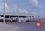Standbild Thailändische Arbeiter verwendet Schraubenschlüssel an der Bombe fuze Brunnen U-Tapao Royal Thai Air Force Base Thailand, 1969, aus Sekunde 24 historischem Filmmaterial Videoclip 65675039077
