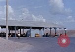 Standbild Thailändische Arbeiter verwendet Schraubenschlüssel an der Bombe fuze Brunnen U-Tapao Royal Thai Air Force Base Thailand, 1969, aus Sekunde 25 historischem Filmmaterial Videoclip 65675039077