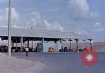 Standbild Thailändische Arbeiter verwendet Schraubenschlüssel an der Bombe fuze Brunnen U-Tapao Royal Thai Air Force Base Thailand, 1969, aus Sekunde 29 historischem Filmmaterial Videoclip 65675039077