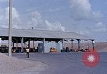Standbild Thailändische Arbeiter verwendet Schraubenschlüssel an der Bombe fuze Brunnen U-Tapao Royal Thai Air Force Base Thailand, 1969, aus Sekunde 32 historischem Filmmaterial Videoclip 65675039077