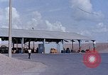 Standbild Thailändische Arbeiter verwendet Schraubenschlüssel an der Bombe fuze Brunnen U-Tapao Royal Thai Air Force Base Thailand, 1969, aus Sekunde 33 historischem Filmmaterial Videoclip 65675039077