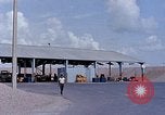 Standbild Thailändische Arbeiter verwendet Schraubenschlüssel an der Bombe fuze Brunnen U-Tapao Royal Thai Air Force Base Thailand, 1969, aus Sekunde 38 historischem Filmmaterial Videoclip 65675039077