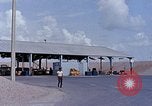 Standbild Thailändische Arbeiter verwendet Schraubenschlüssel an der Bombe fuze Brunnen U-Tapao Royal Thai Air Force Base Thailand, 1969, aus Sekunde 39 historischem Filmmaterial Videoclip 65675039077
