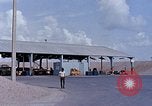 Standbild Thailändische Arbeiter verwendet Schraubenschlüssel an der Bombe fuze Brunnen U-Tapao Royal Thai Air Force Base Thailand, 1969, aus Sekunde 40 historischem Filmmaterial Videoclip 65675039077