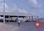 Standbild Thailändische Arbeiter verwendet Schraubenschlüssel an der Bombe fuze Brunnen U-Tapao Royal Thai Air Force Base Thailand, 1969, aus Sekunde 41 historischem Filmmaterial Videoclip 65675039077