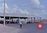 Standbild Thailändische Arbeiter verwendet Schraubenschlüssel an der Bombe fuze Brunnen U-Tapao Royal Thai Air Force Base Thailand, 1969, aus Sekunde 42 historischem Filmmaterial Videoclip 65675039077